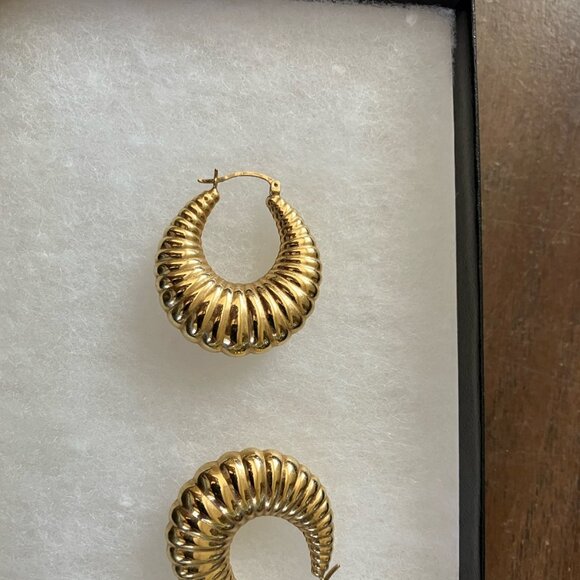 10kt Gold shell earrings - Picture 2 of 5